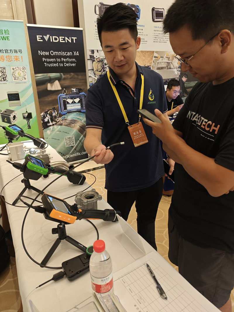深圳久维智检工作人员向公司展台前观众现场讲解工业内窥镜相关问题
