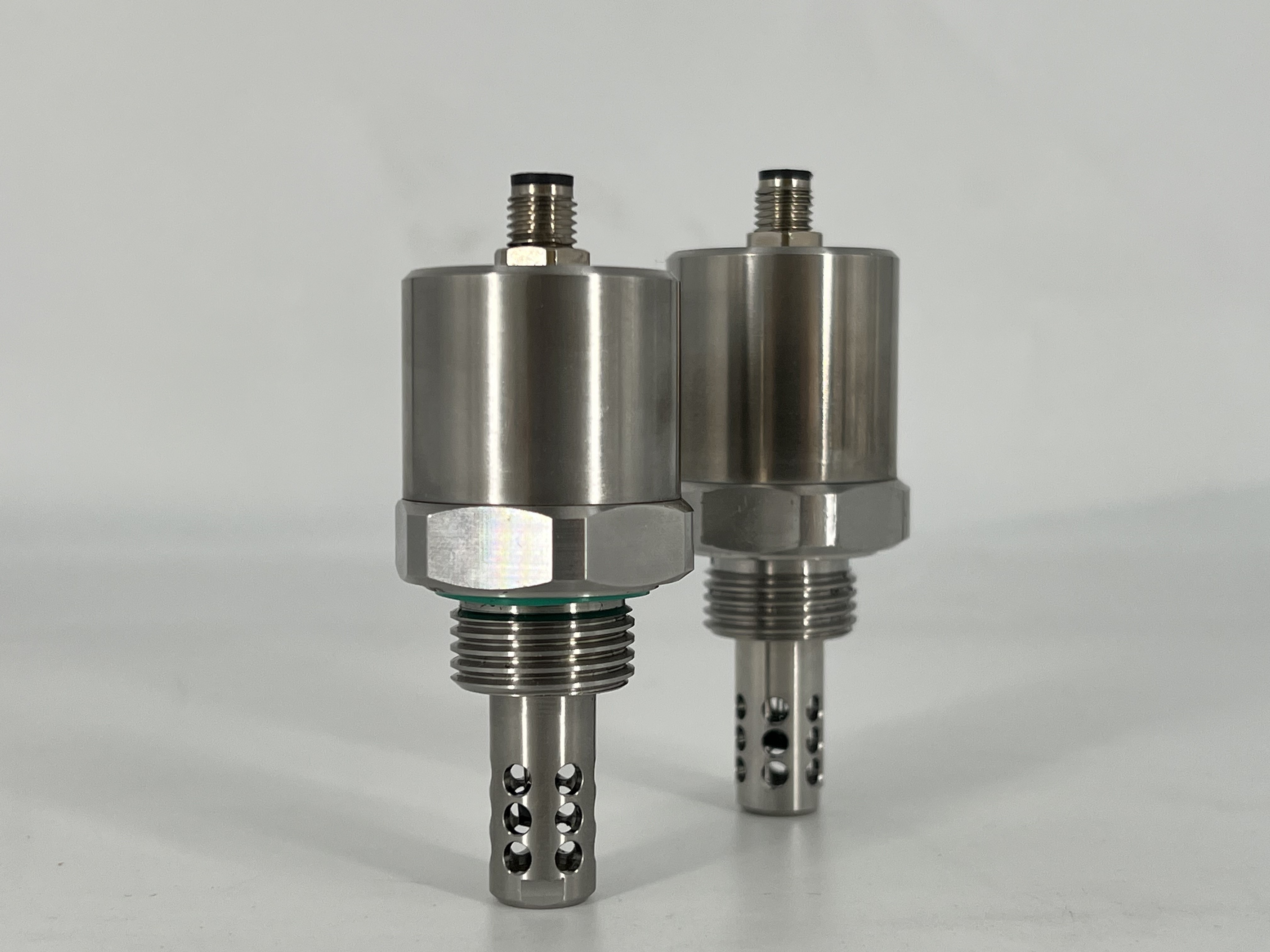 油液传感器如何在浓稠齿轮油中精准“把脉”？